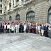 Photo de famille de l'Assemblée dans la cour du Centre de Conférences Internationales avenue Kléber